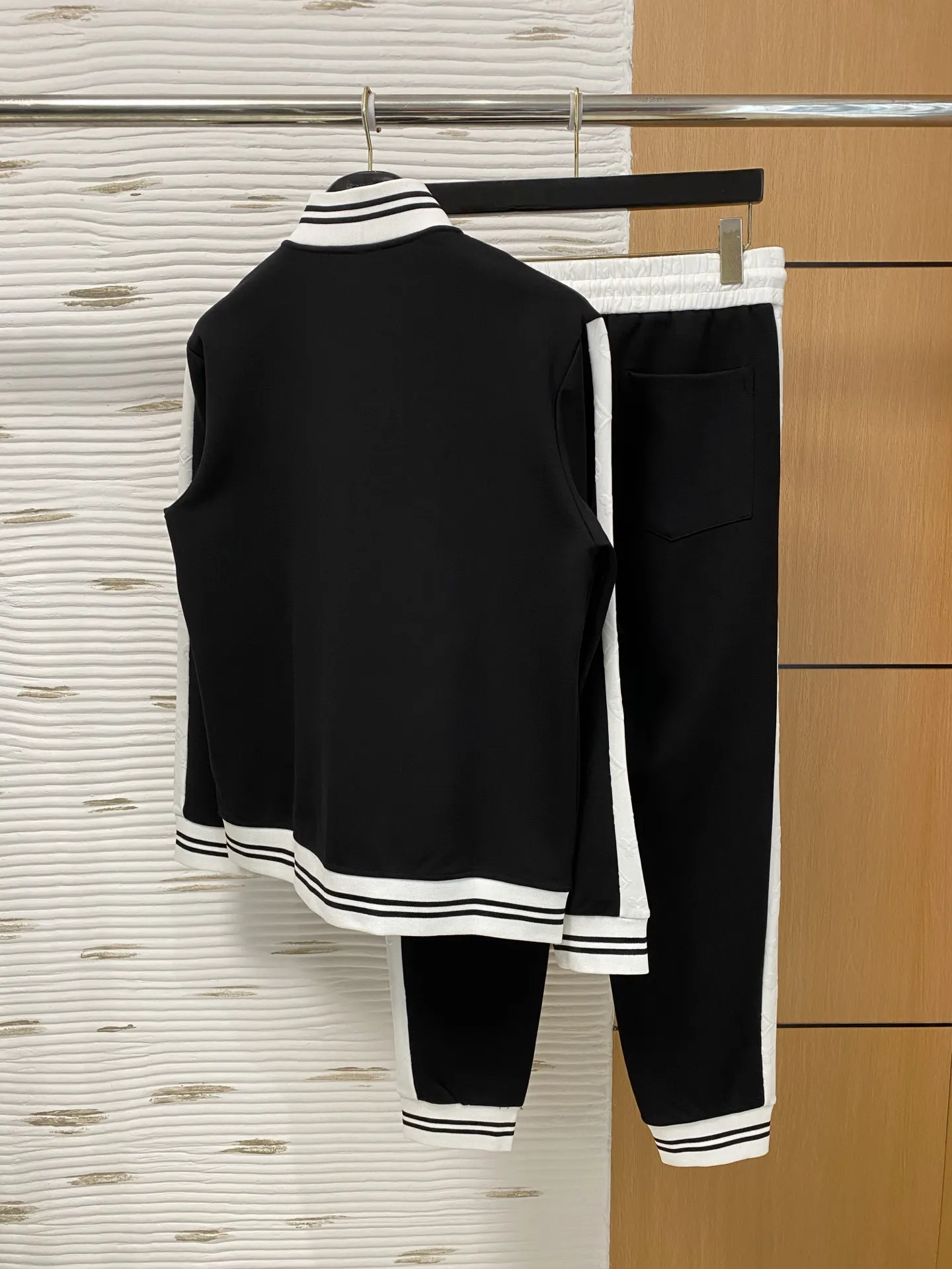 🅿️720 LV 2025 autumn and winter new counter, the same casual Tencel cotton fabric suit, breathable, comfortable and casual! Full of high-end feel! The details are exquisite and high-end, and the workmanship is impeccable! The original high-end fabric is very high-end! The fabric is crisp, anti-wrinkle and wear-resistant, warm, neat and stylish. Everyone must buy a set this autumn and winter. They must look cool and cool when wearing it. This is a model that we highly recommend! M-3XL